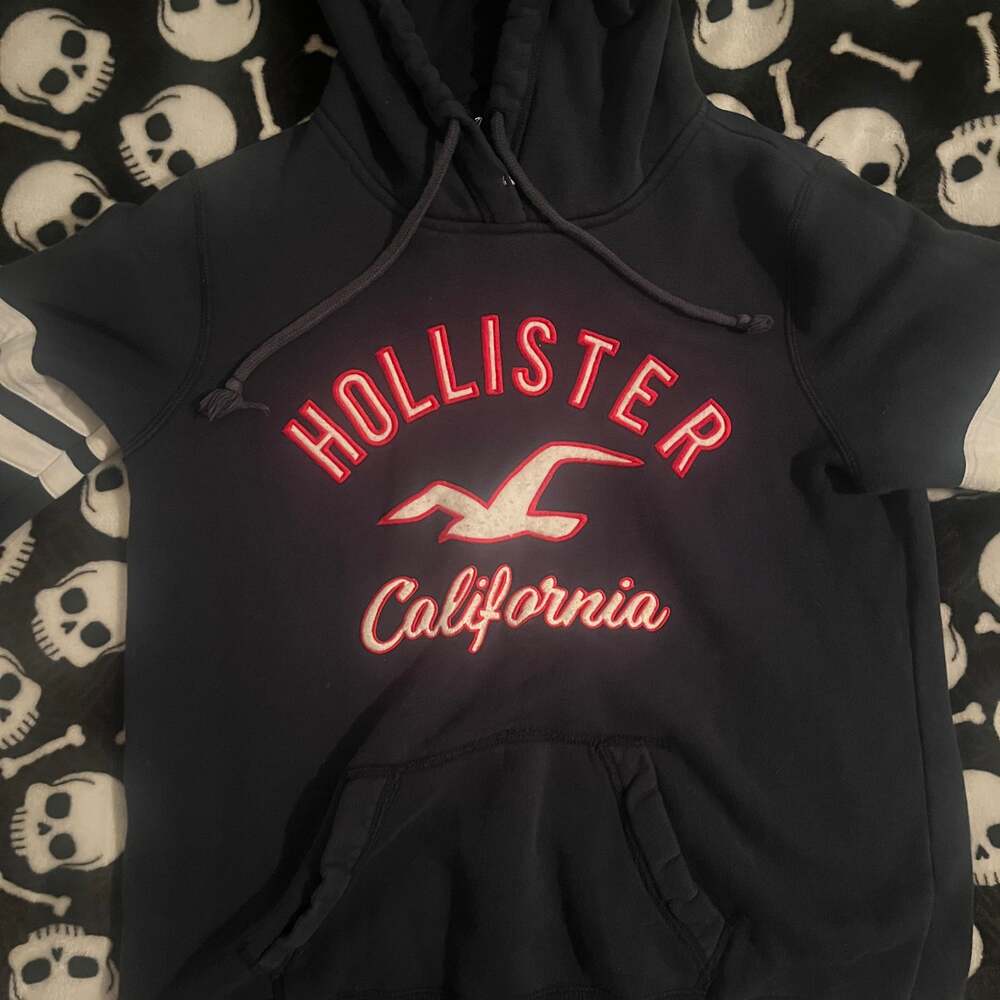 Hollister Men's Navy Blue Pullover Hoodie with White Embossed Logo, Size M